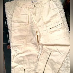 NWOT ZARA White mom jean with the zipper detail